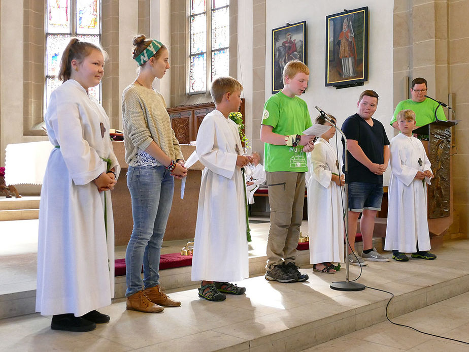 Die neuen Messdiener in St. Crescentius (Foto: Karl-Franz Thiede)